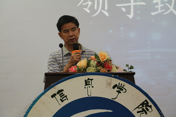 贺敏伟教授上台致辞 摄记:简杰蔚